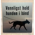 Vennligst hold hunden i bånd (Børstet Aluminium)