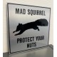 Mad squirrel (15 x15cm børstet aluminium)