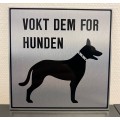 Vokt dem for hunden (15x15cm børstet aluminium)