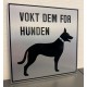 Vokt dem for hunden (15x15cm børstet aluminium)